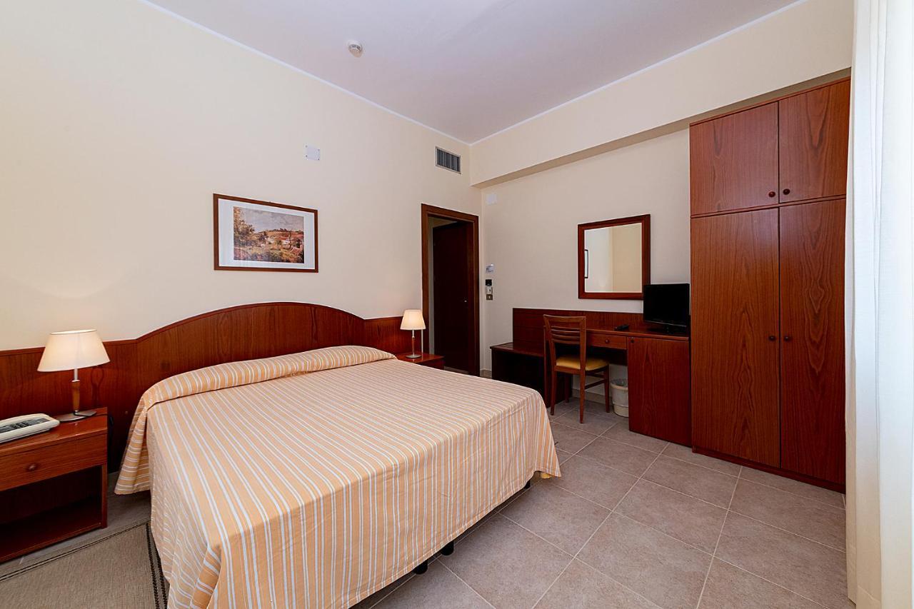 Il Nocchiero City Hotel Соверато-Марина Экстерьер фото